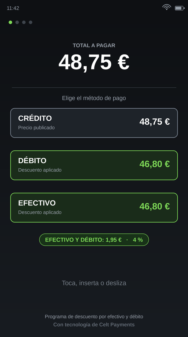 Primer plano de la pantalla de pago del terminal, con crédito, débito y efectivo como tres botones separados
