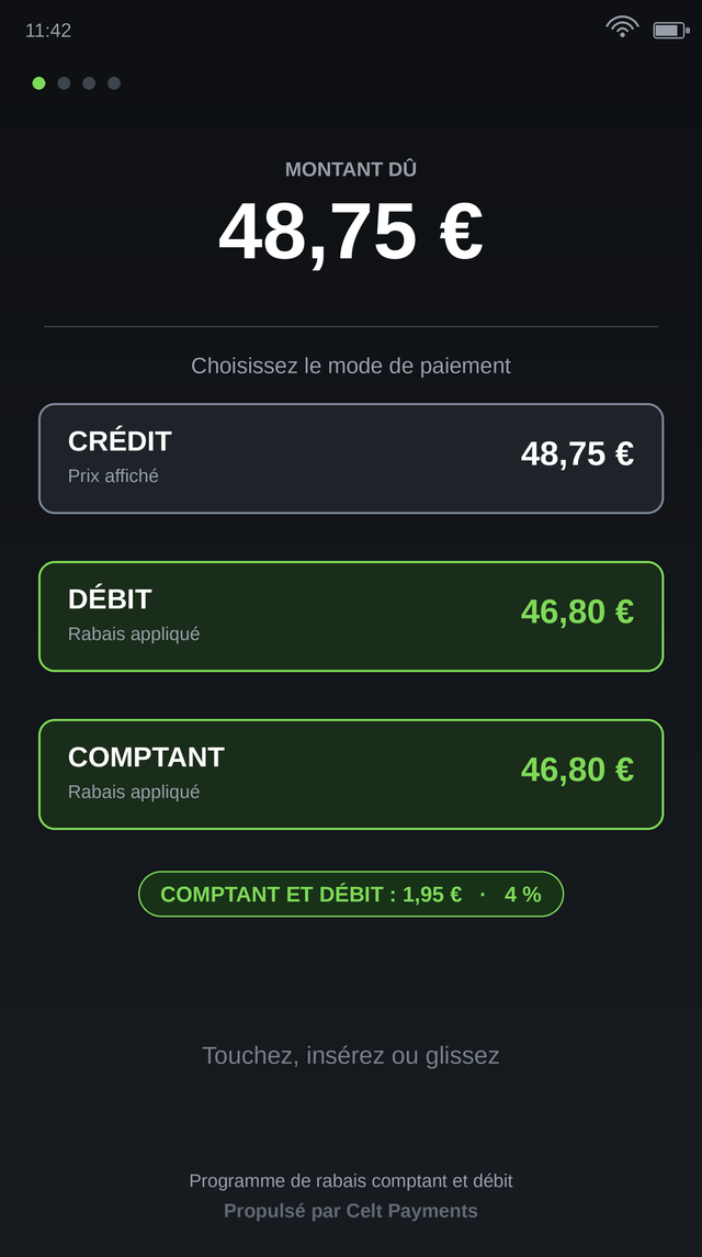 Gros plan de l'écran de paiement du terminal, avec crédit, débit et comptant en trois boutons distincts